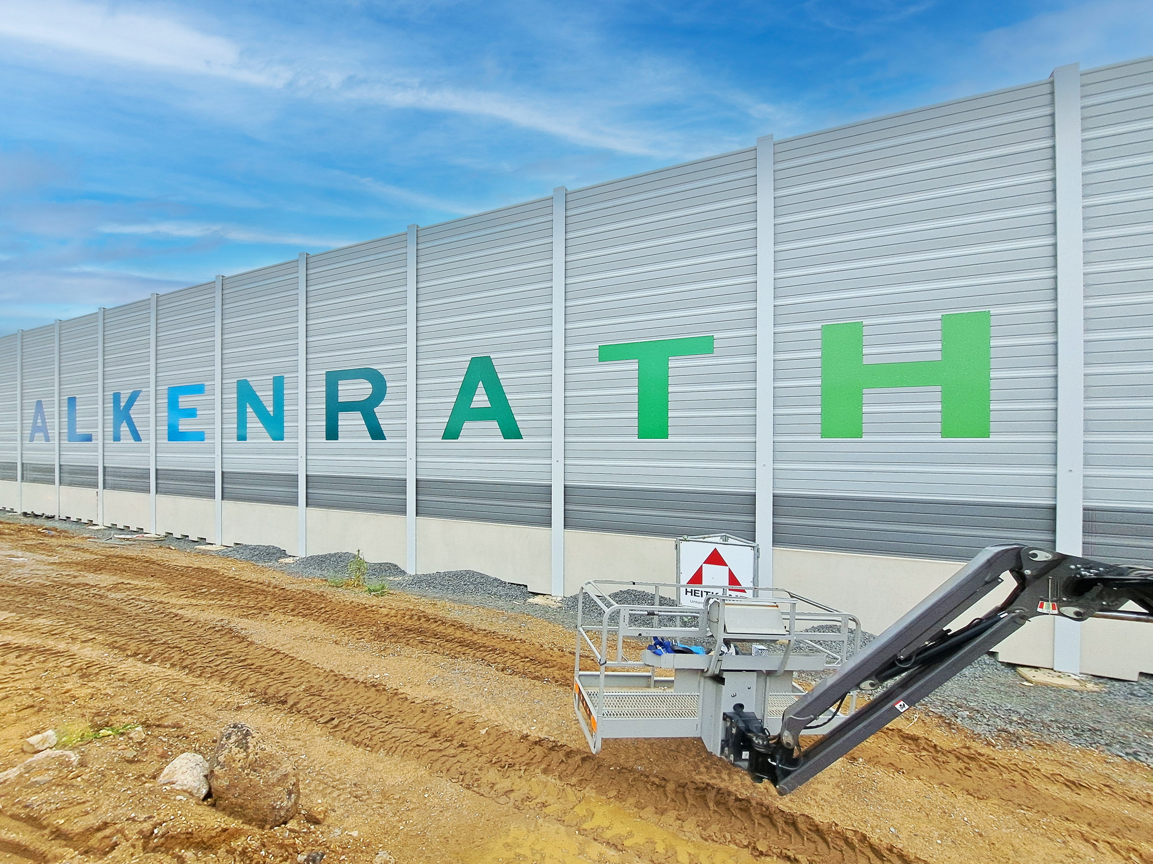 Mürabarjäär tugevate terasest postidega: Kvaliteetne tootmine vastavalt standardile DIN EN 1090, mis tagab maksimaalse stabiilsuse ja vastupidavuse.