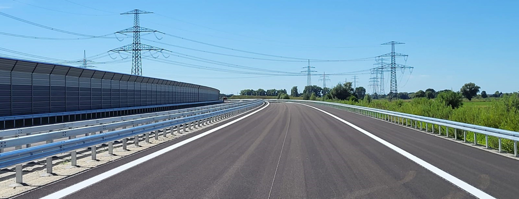 Saferoad Schwerin montiert Schutzplanken auf der A 26