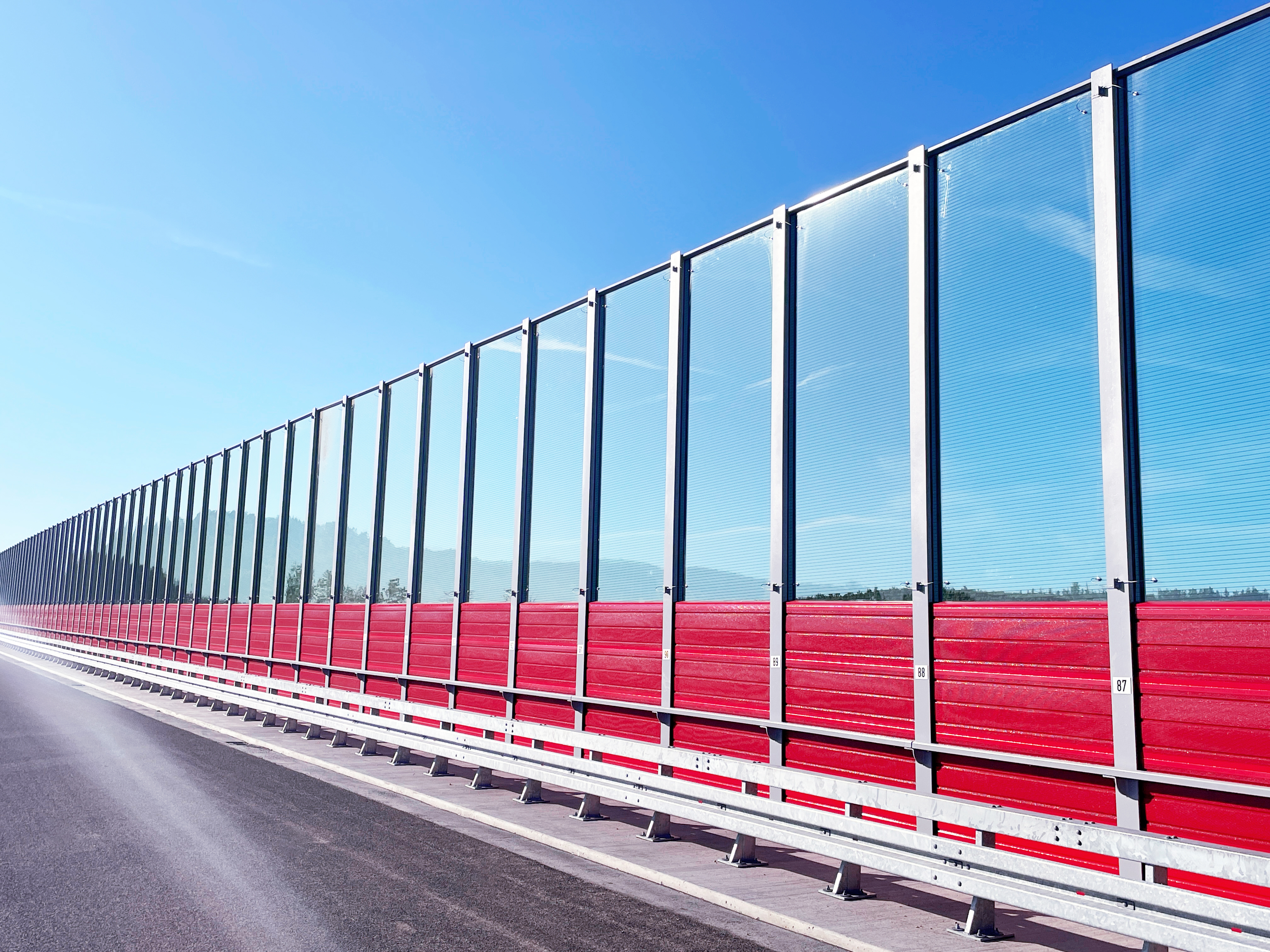 Transparente Elemente und durchgehender Handlauf der Lärmschutzwand an der Talbrücke Eisern