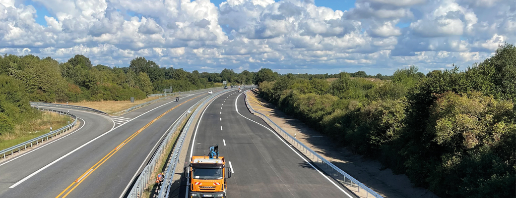 Neue Schutzplanken für die A 21
