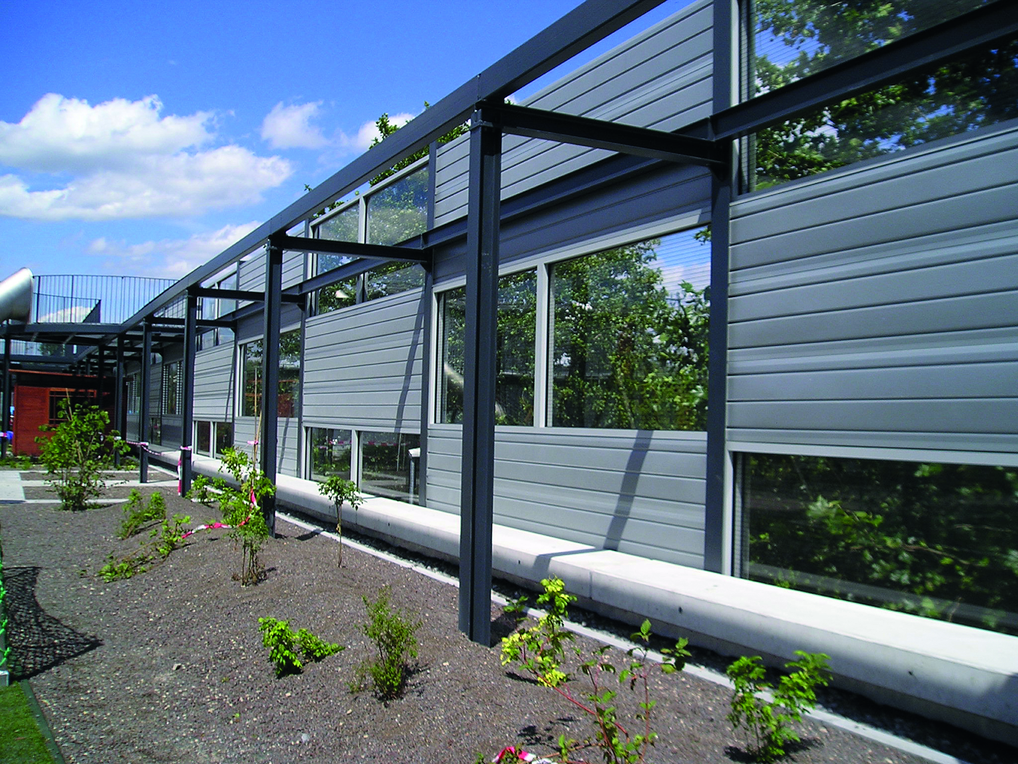 Terasest disainielemendid – dekoratiivsed postilahendused aedade, privaatsuskraanide ja välialade jaoks.